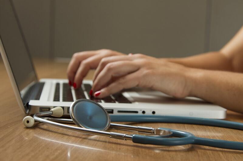 Médica atendiendo a un paciente en consultorio